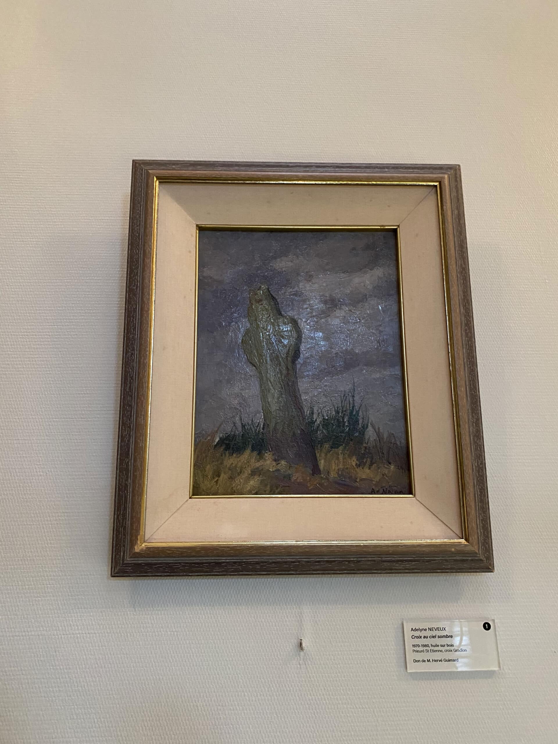 Croix au ciel sombre