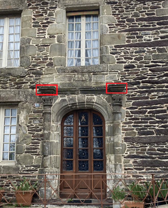 Abaques présents au-dessus des chapiteaux