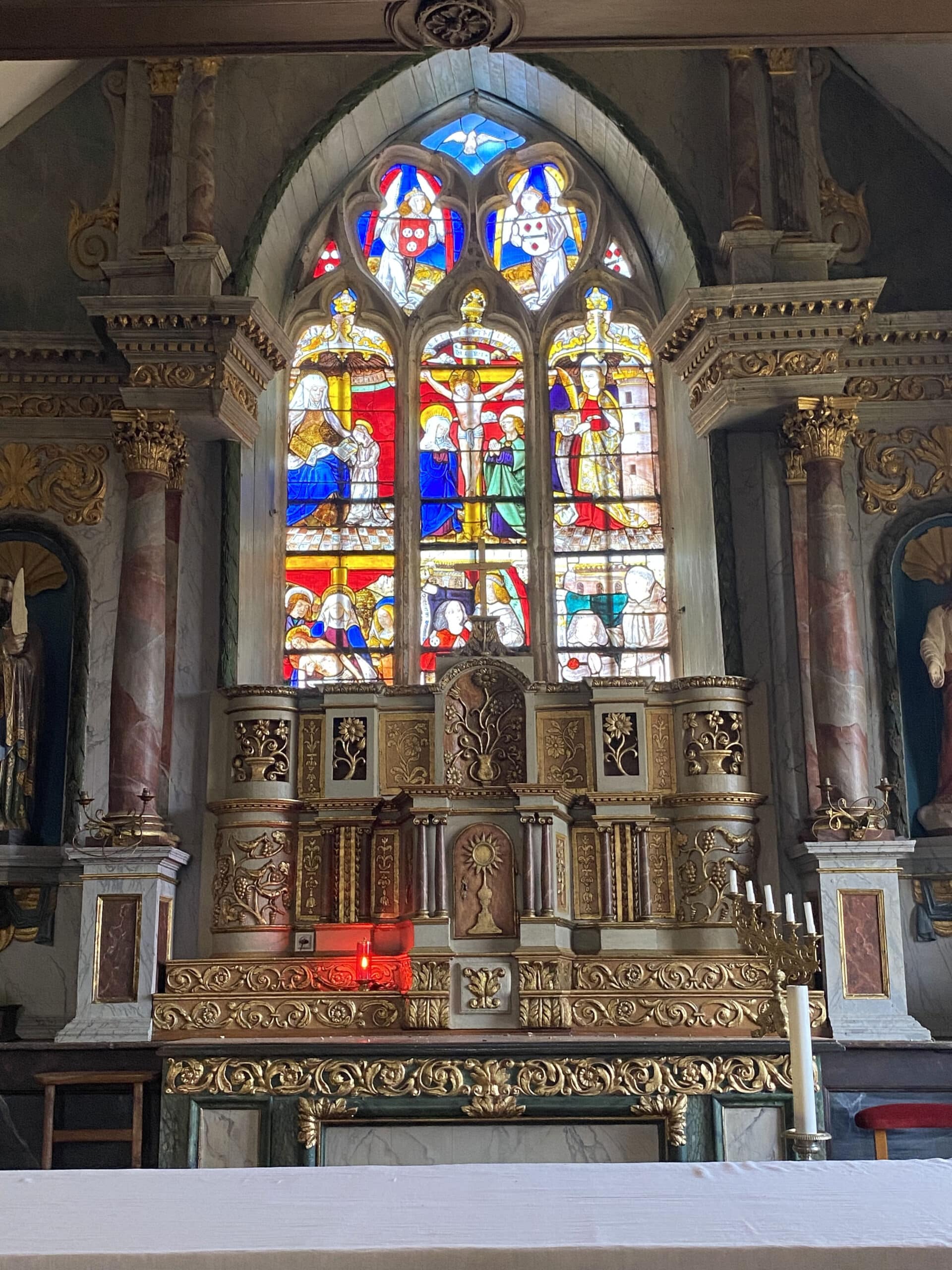 Église paroissiale Saint-Barthélemy - Autel du choeur, vue générale