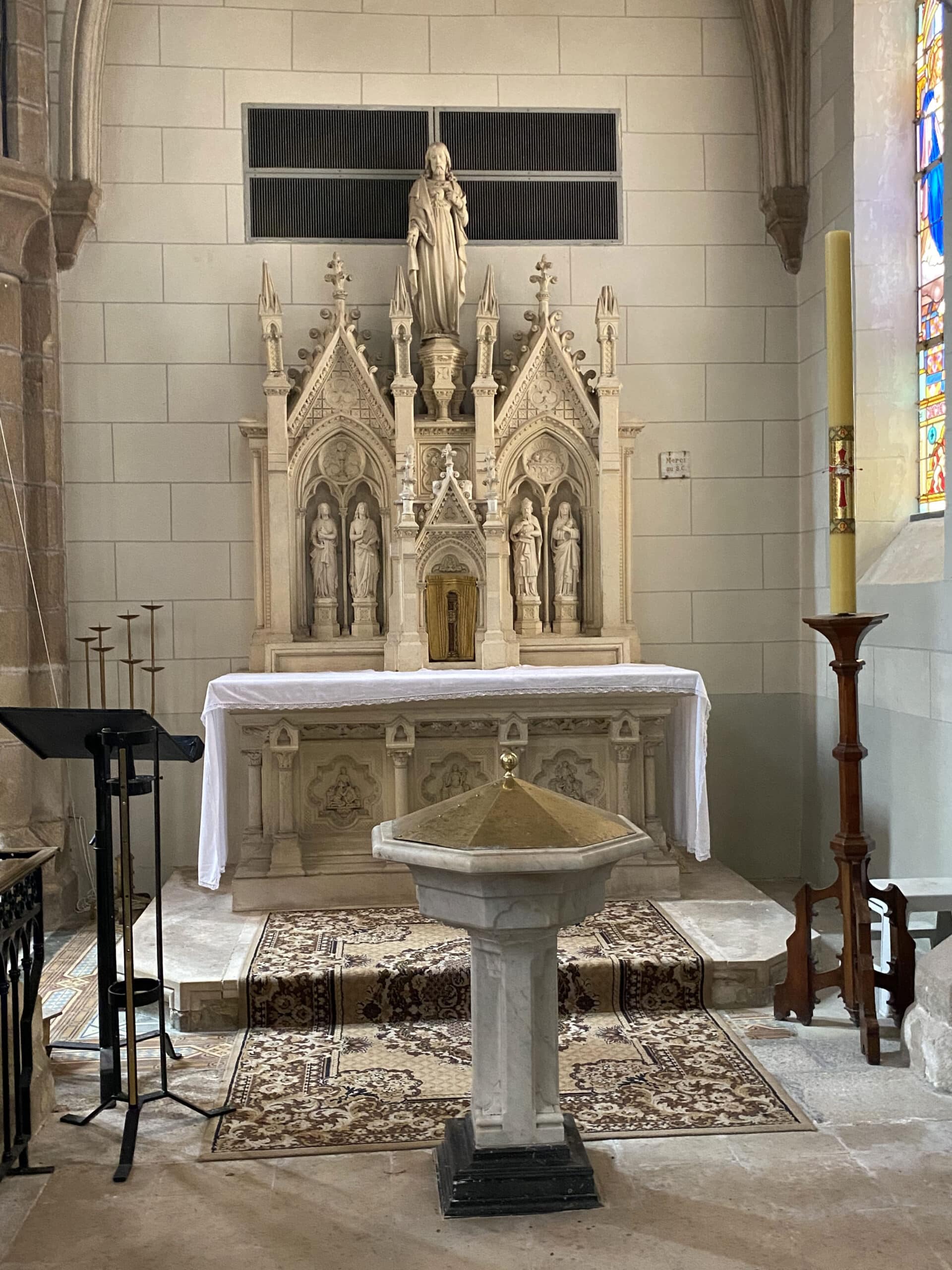 Autel du transept nord, vue générale