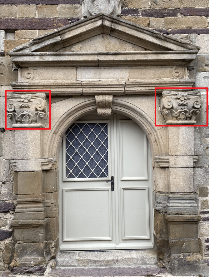 Chapiteaux de deux pilastres