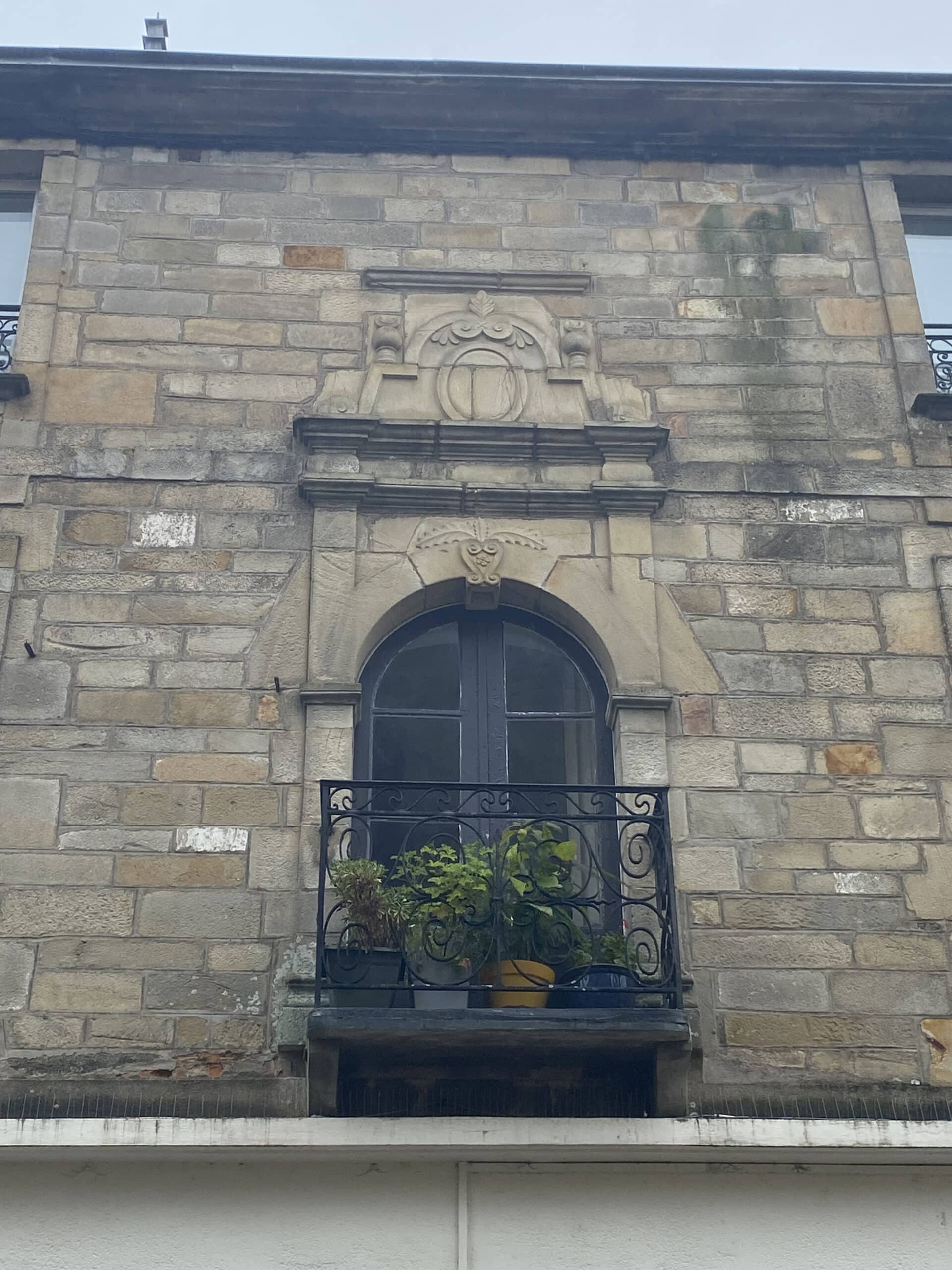 Deux pilastres entourent la fenêtre, immeuble, 5 Rue Saint-Paul, Malestroit