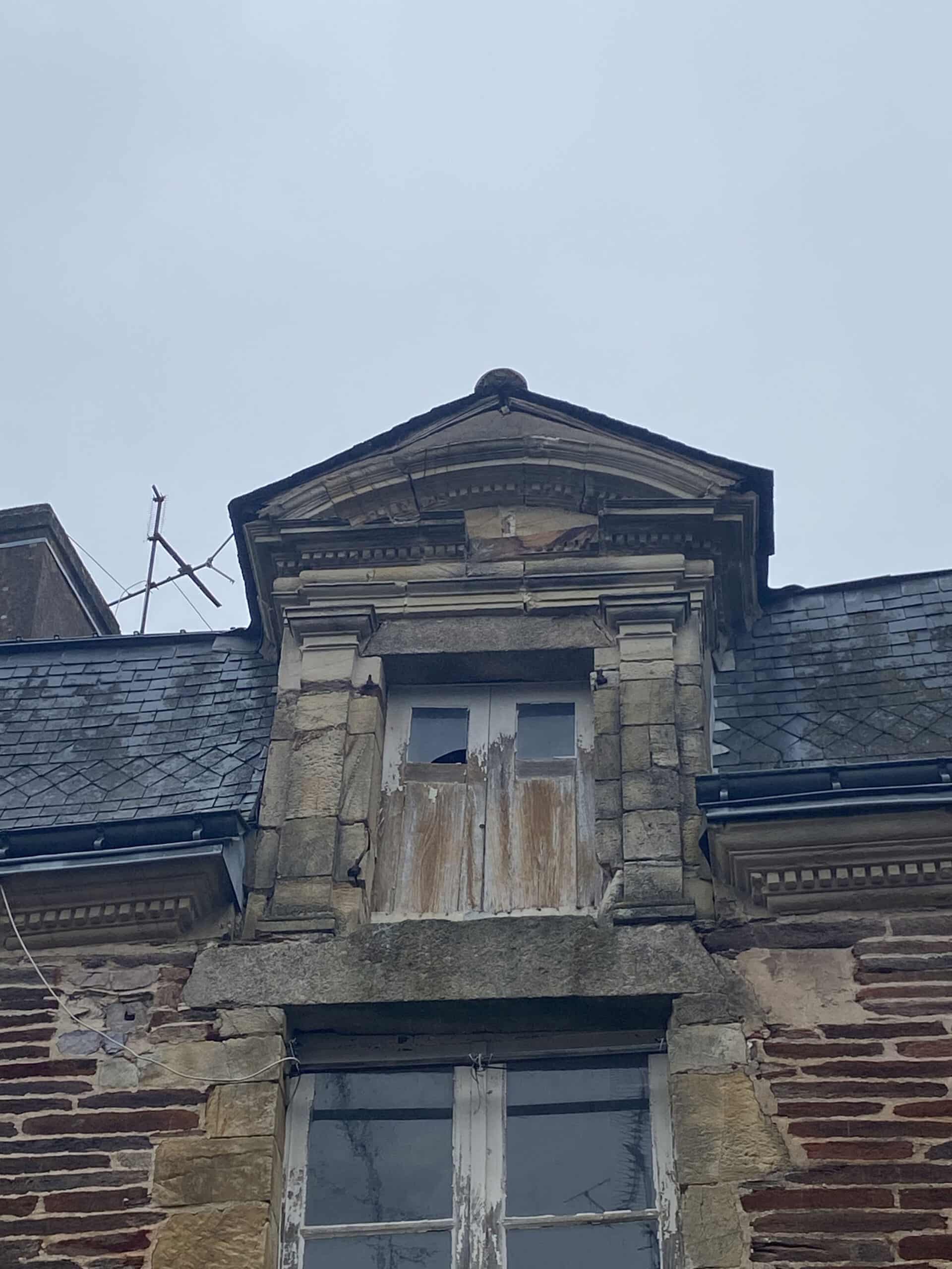 Deux pilastres entourent la lucarne, maison n°24, Rue du Général de Gaulle, Malestroit