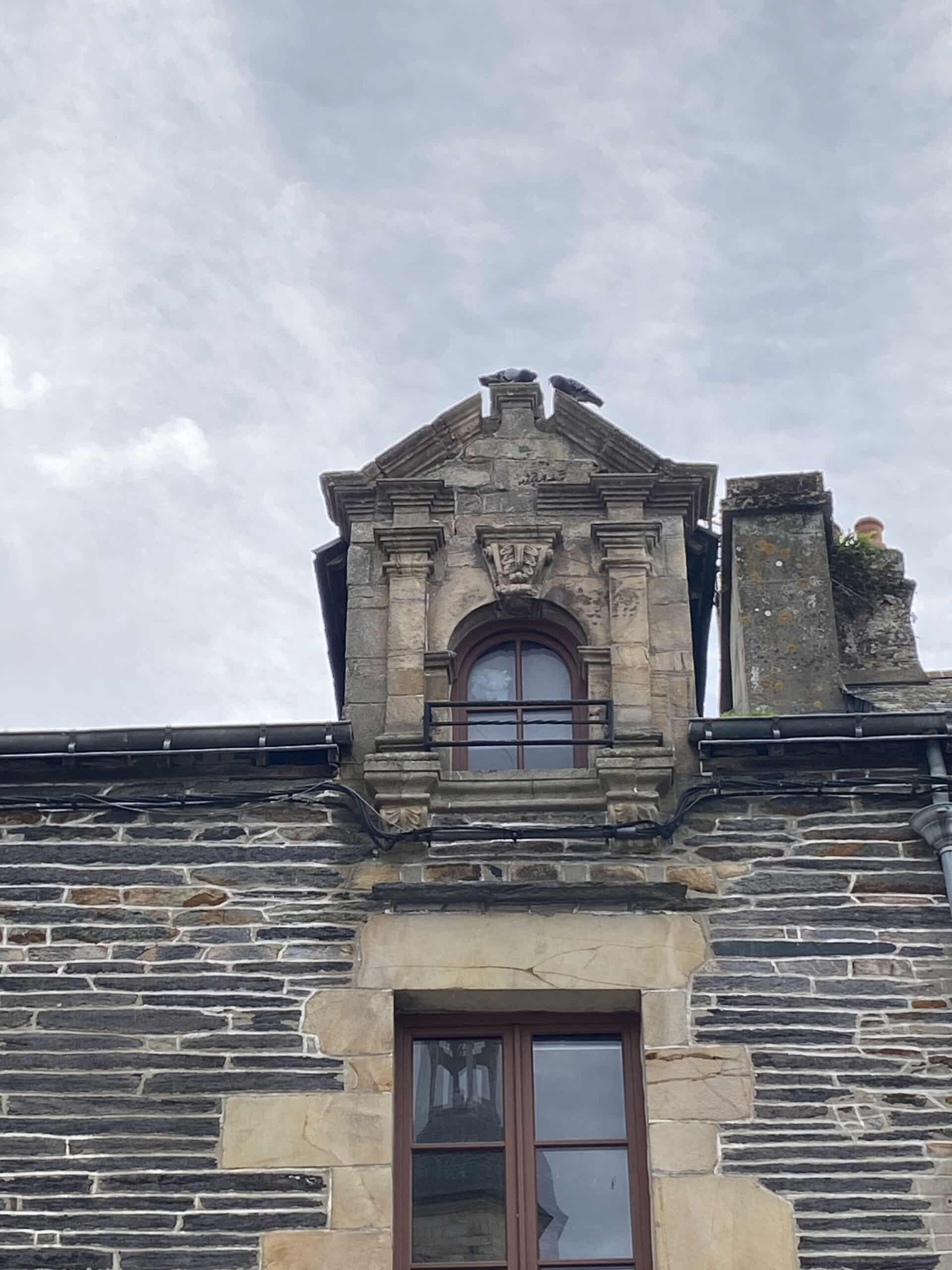 Deux pilastres entourent la lucarne, maison n°9, Place du Bouffay, Malestroit