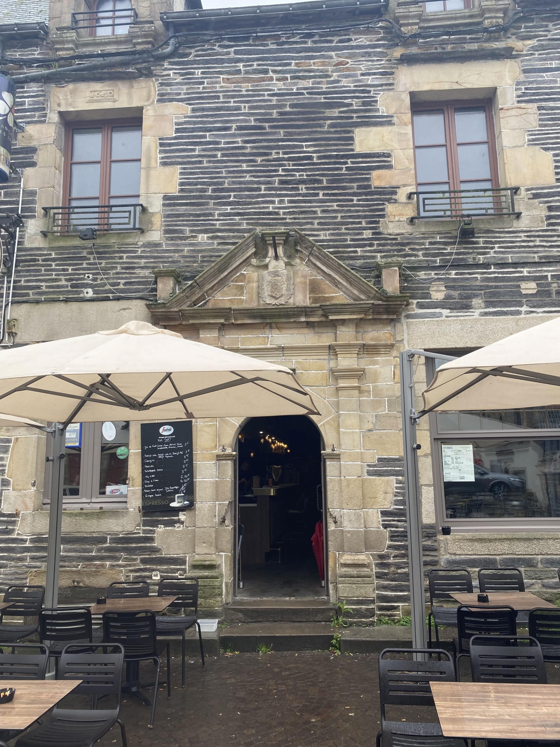 Deux pilastres entourent la porte d'entrée, maison n°9, Place du Bouffay, Malestroit