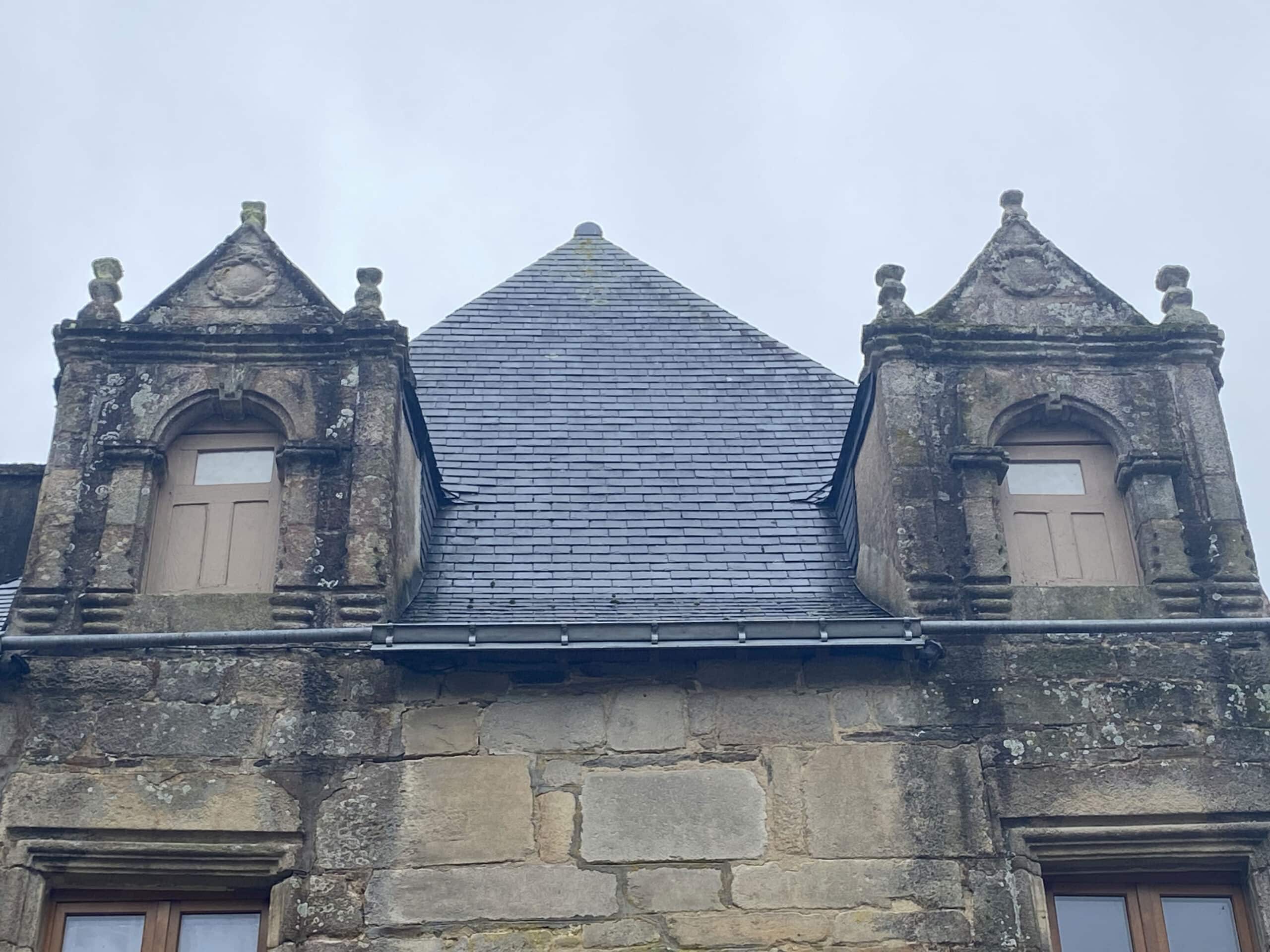 Deux pilastres entourent les lucarnes, maison n°21, Rue du Général de Gaulle, Malestroit