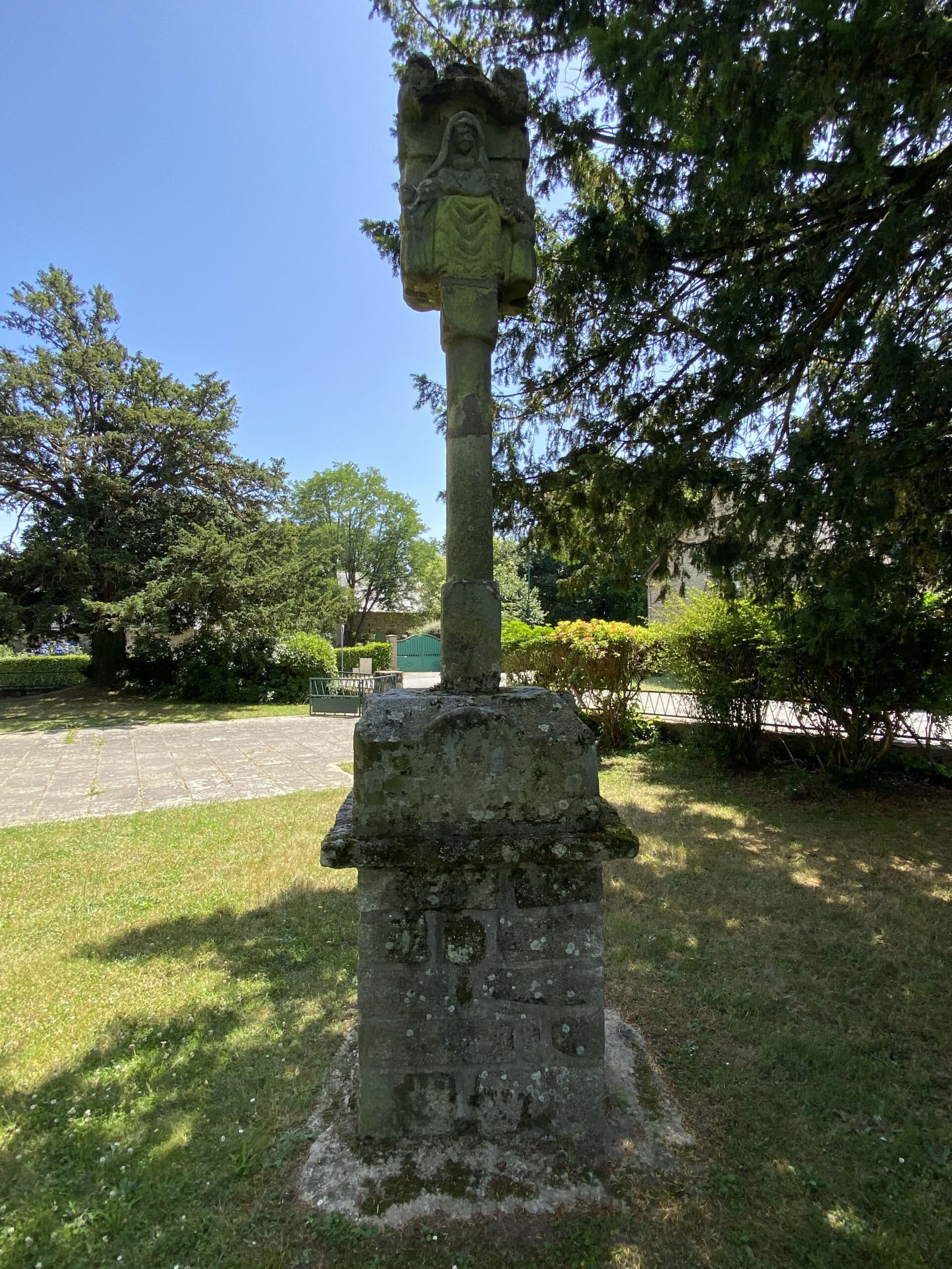 Croix de l’enclos de l’église paroissiale Saint-Gildas - Face nord, vue générale