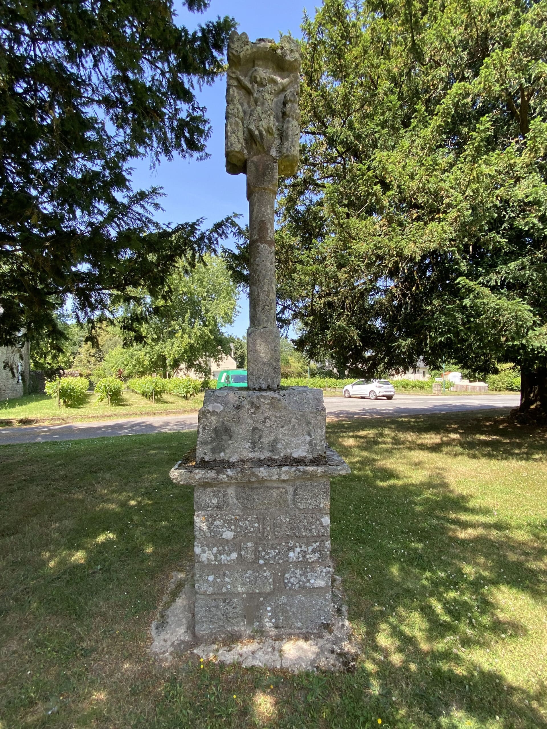Croix de l’enclos de l’église paroissiale Saint-Gildas - Face sud, vue générale