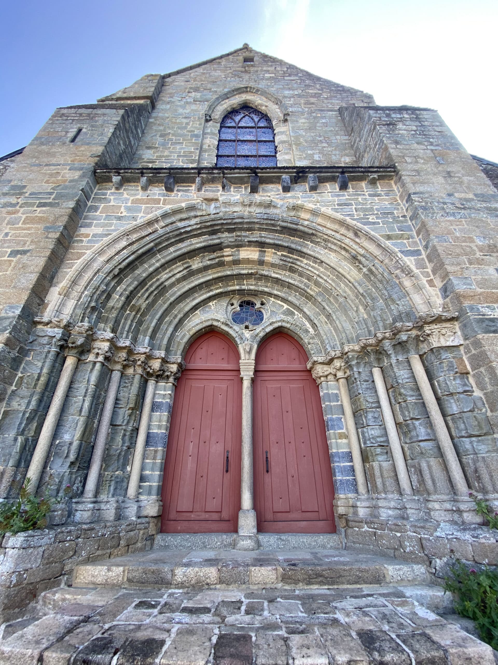 Tympan de l'élévation ouest de l'église de La Trinité-Porhoët