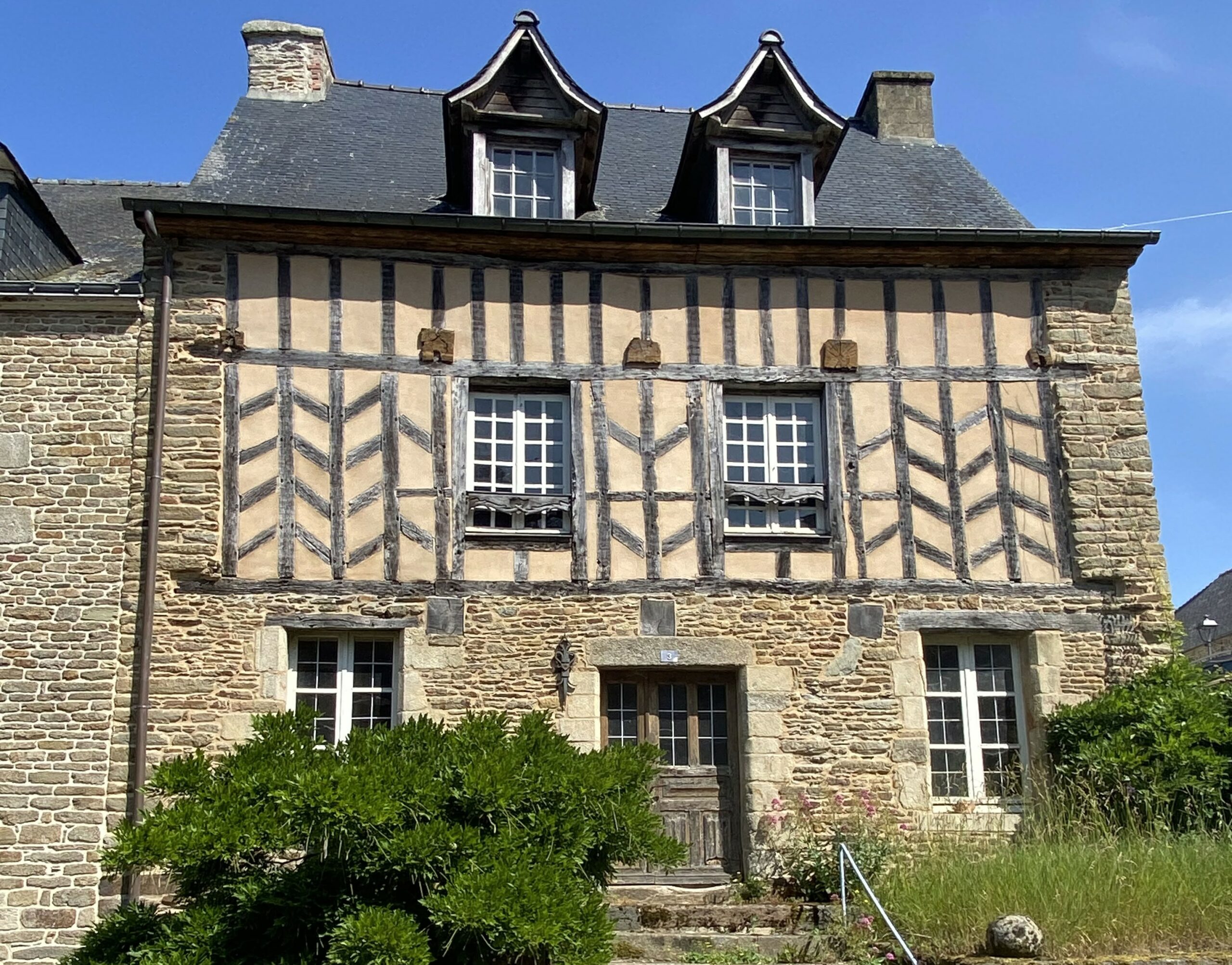 Maison n°3, Place du Martray, La Trinité-Porhoët, façade sud à pan de bois