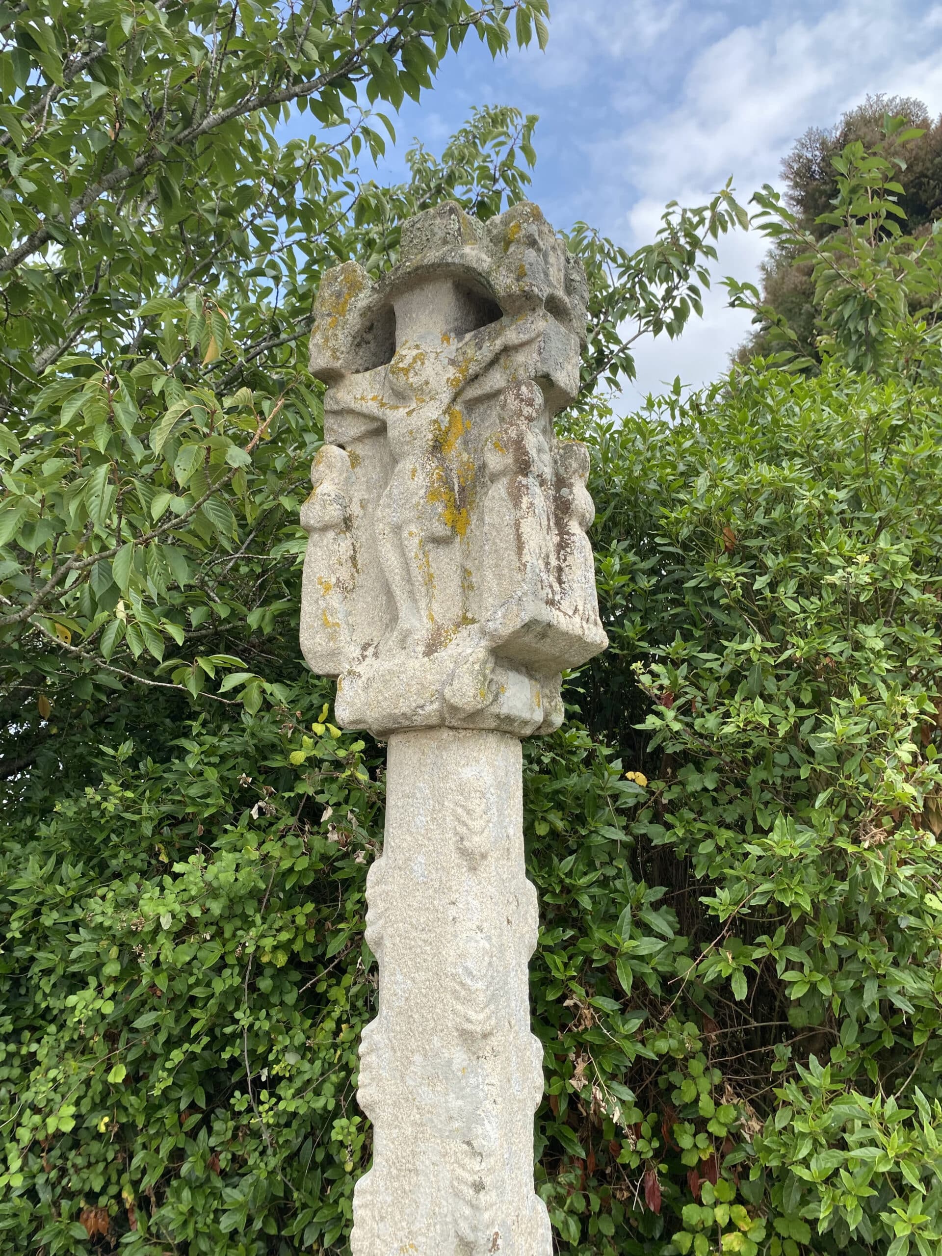 Croix historiée, Place du Calvaire, Gourhel, face est