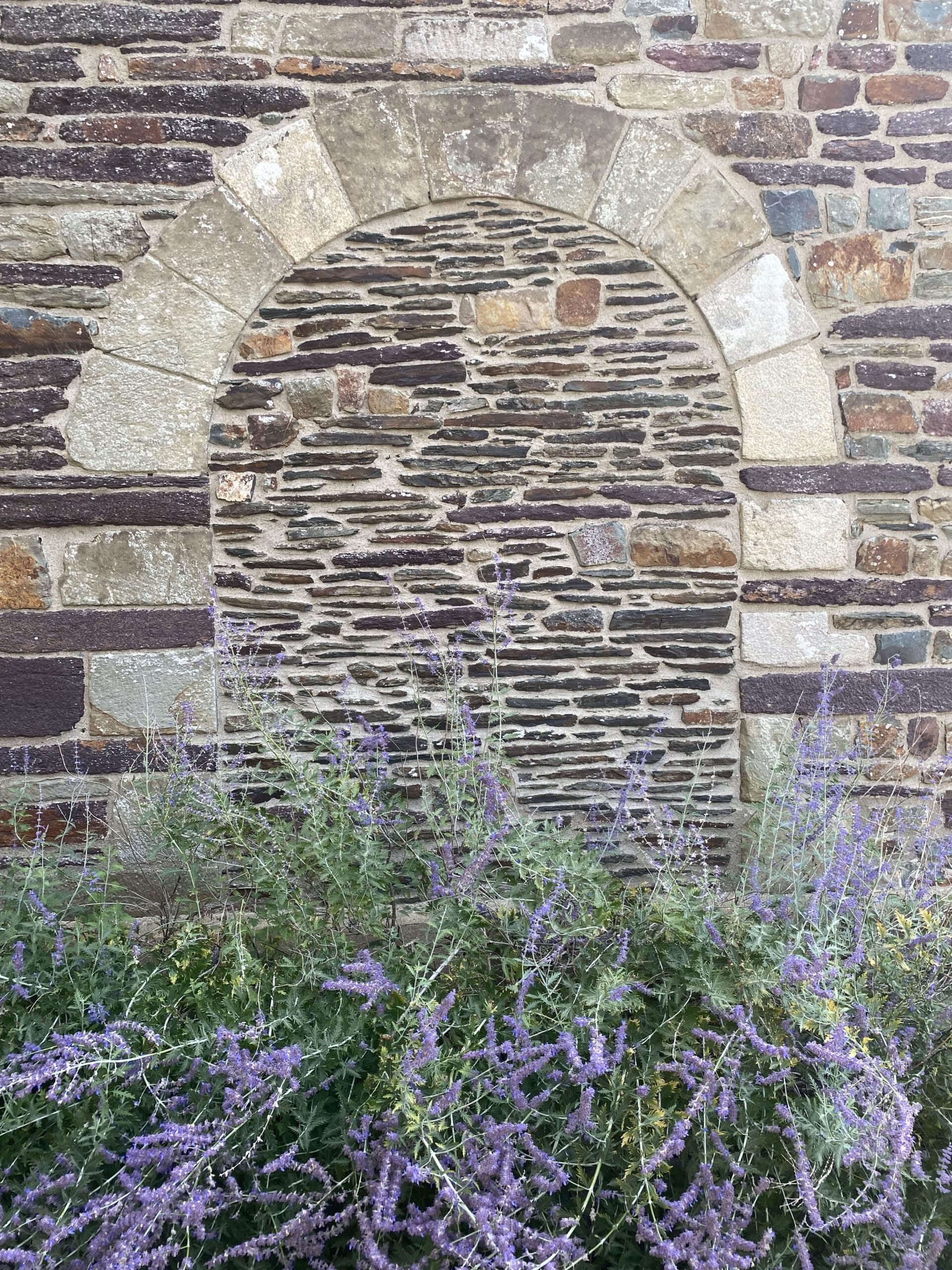 Porte murée, église Saint-Pierre, Néant-sur-Yvel