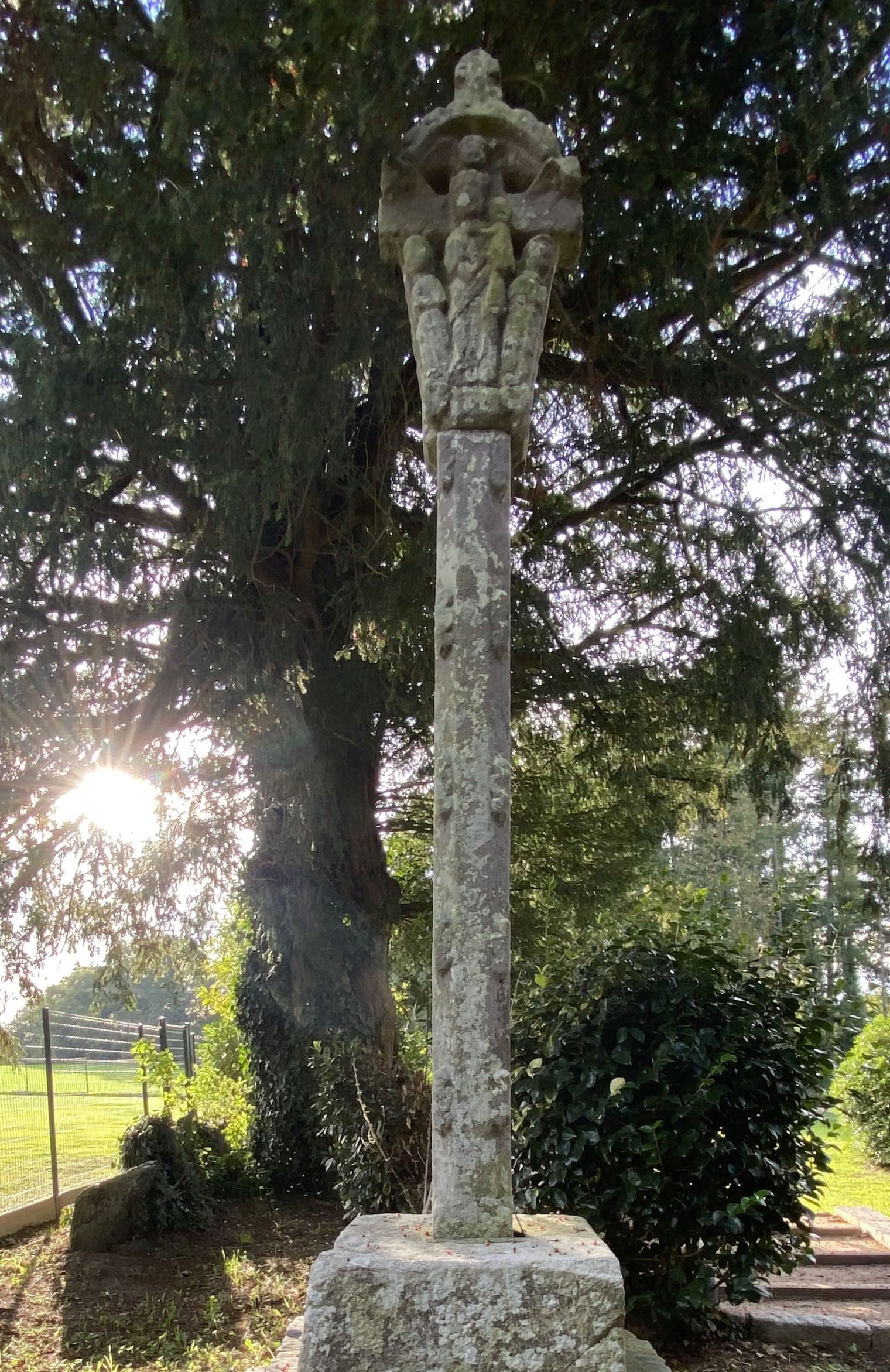 Croix située à côté de la chapelle Saint-Sébastien, en Sérent.