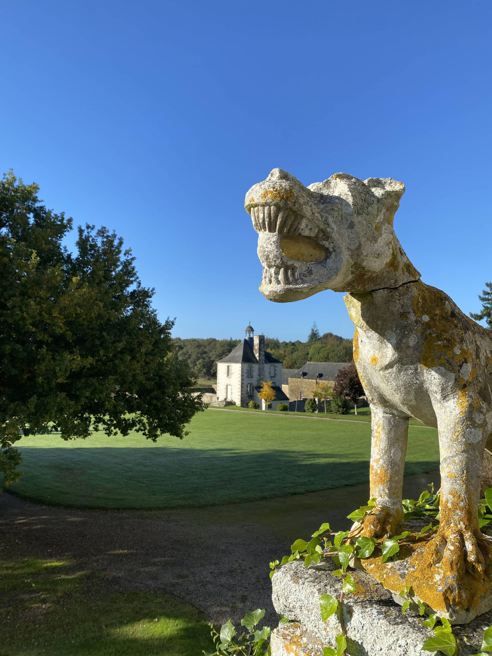 Sculpture de chien, Château de Loyat