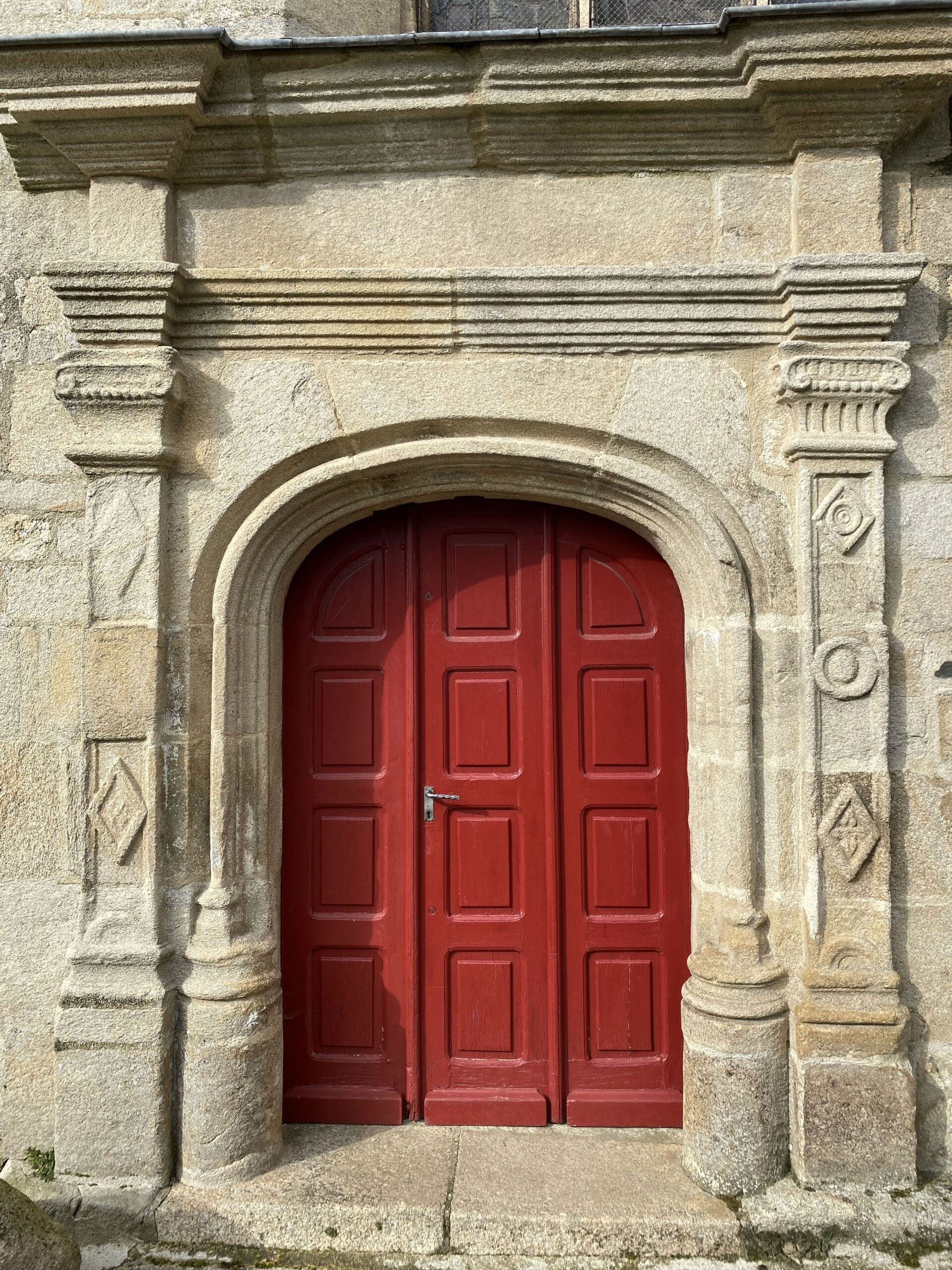 Porte d'entrée, façade sud, église de Guégon