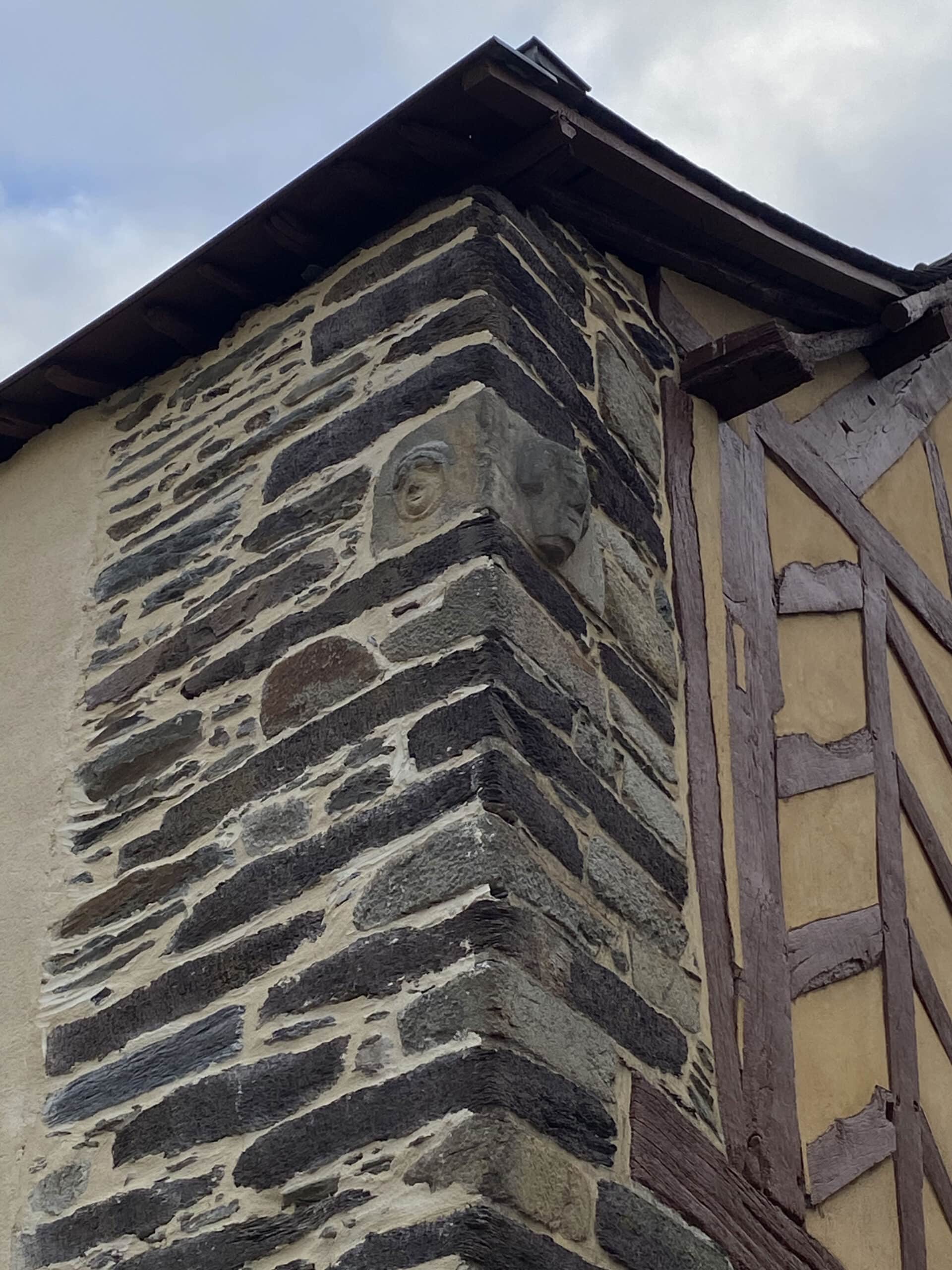 Pierre sculptée - Angle nord-est - Détails