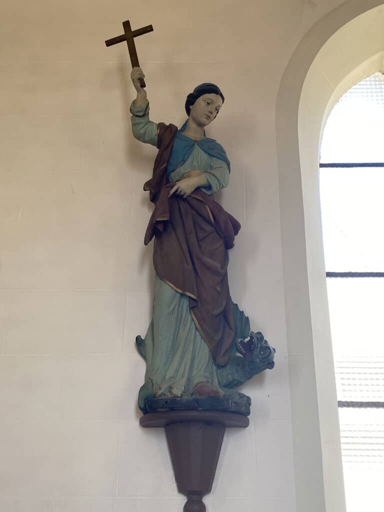 Statue : sainte Marguerite terrassant le dragon – Église Saint-Méen