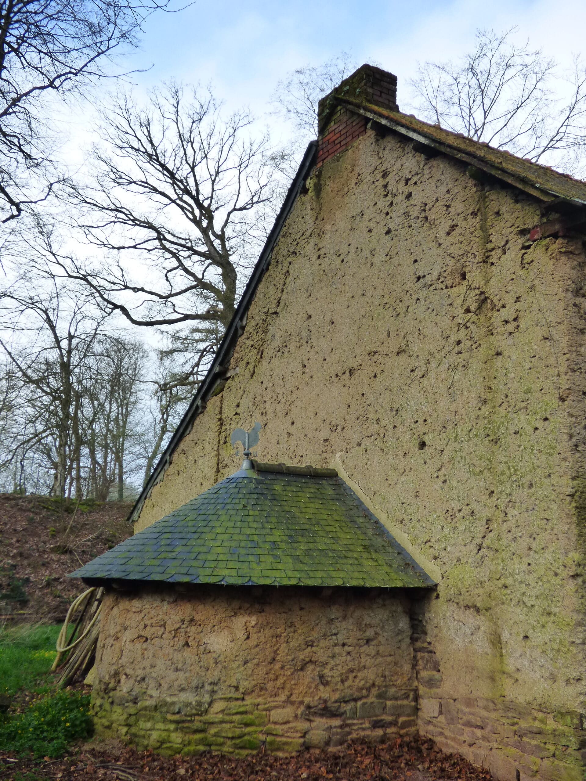 Four à pain en bauge, attenant à une remise elle-même en bauge
