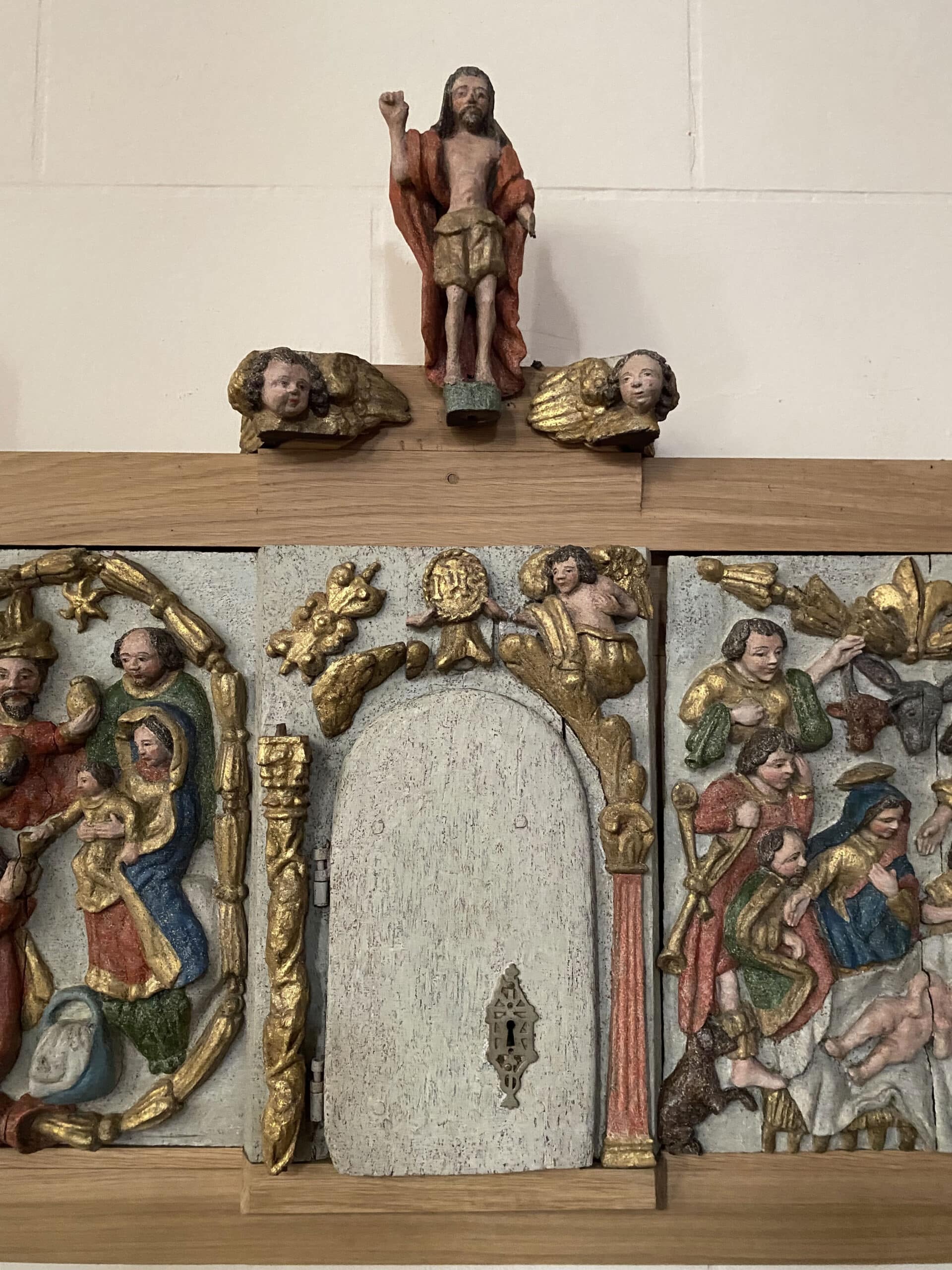 Partie centrale du tabernacle, le Christ entouré de deux angelots y est représenté