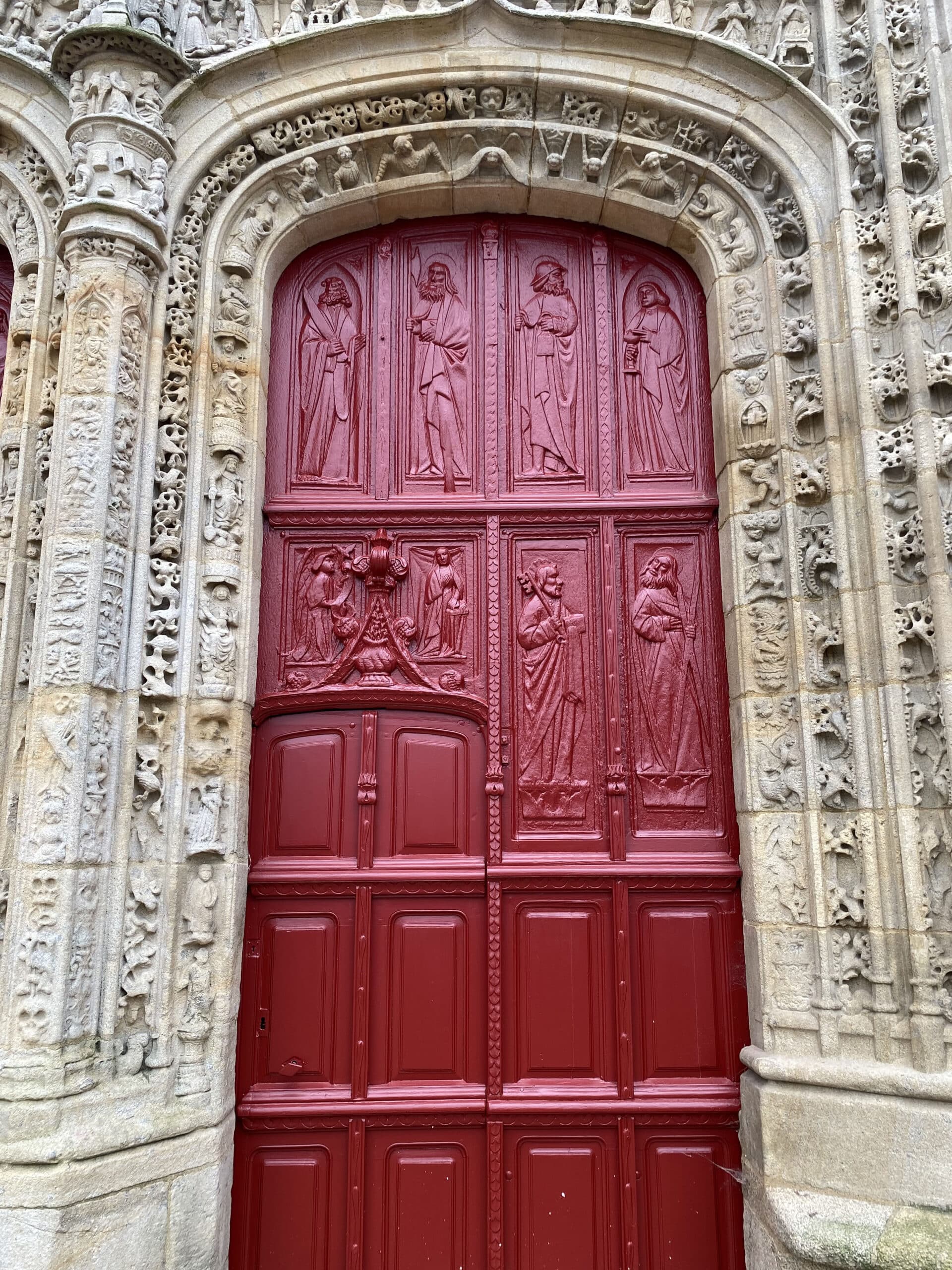 Vantail droit représentant des apôtres et des saints