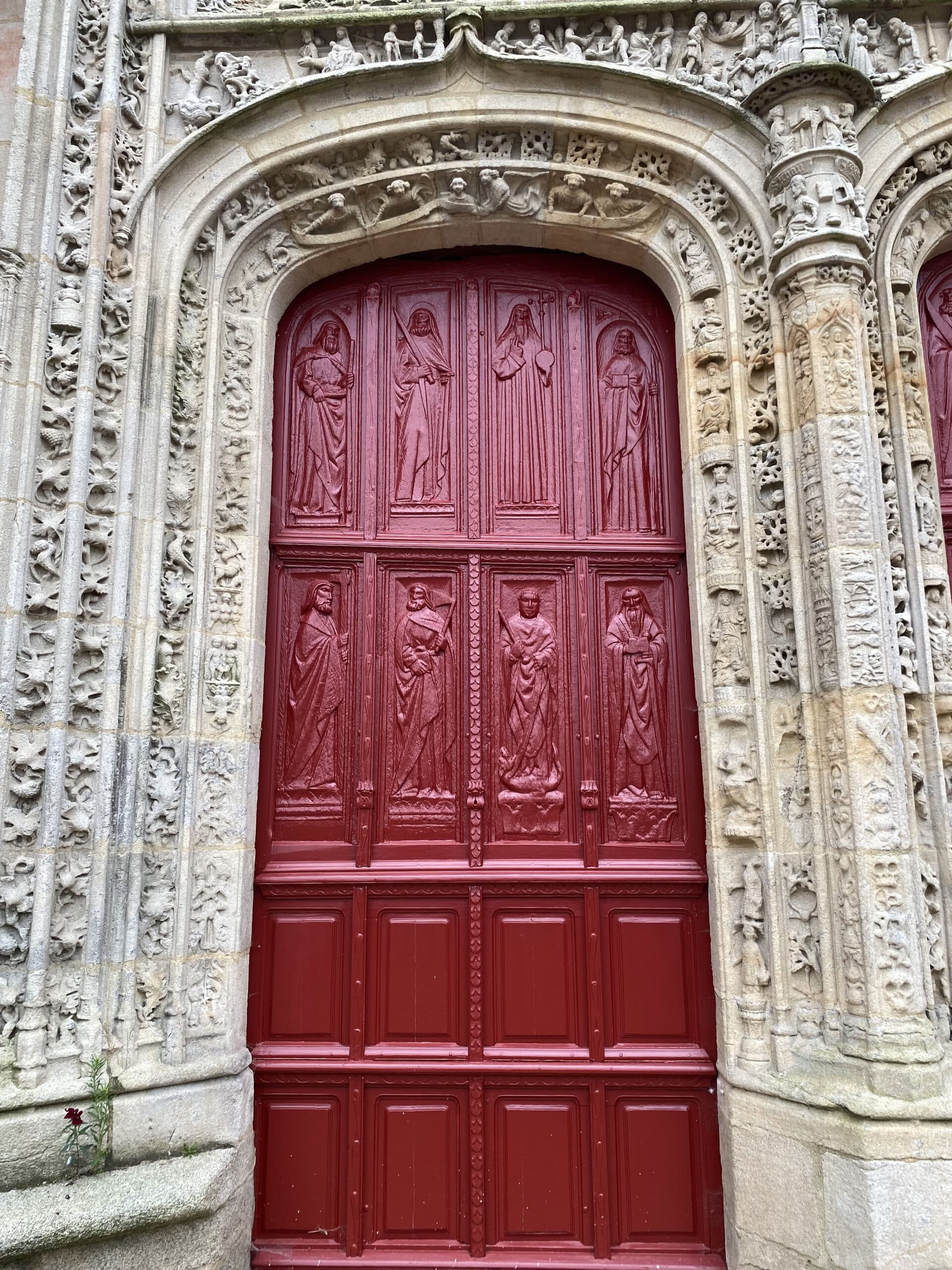 Vantail gauche représentant des apôtres et des saints