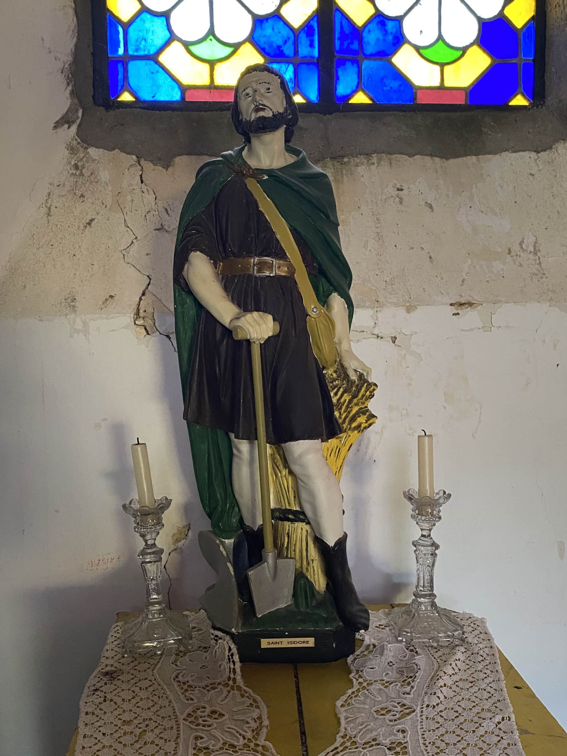 Statue en plâtre de saint Isidore, avec sa bêche et une gerbe de blé