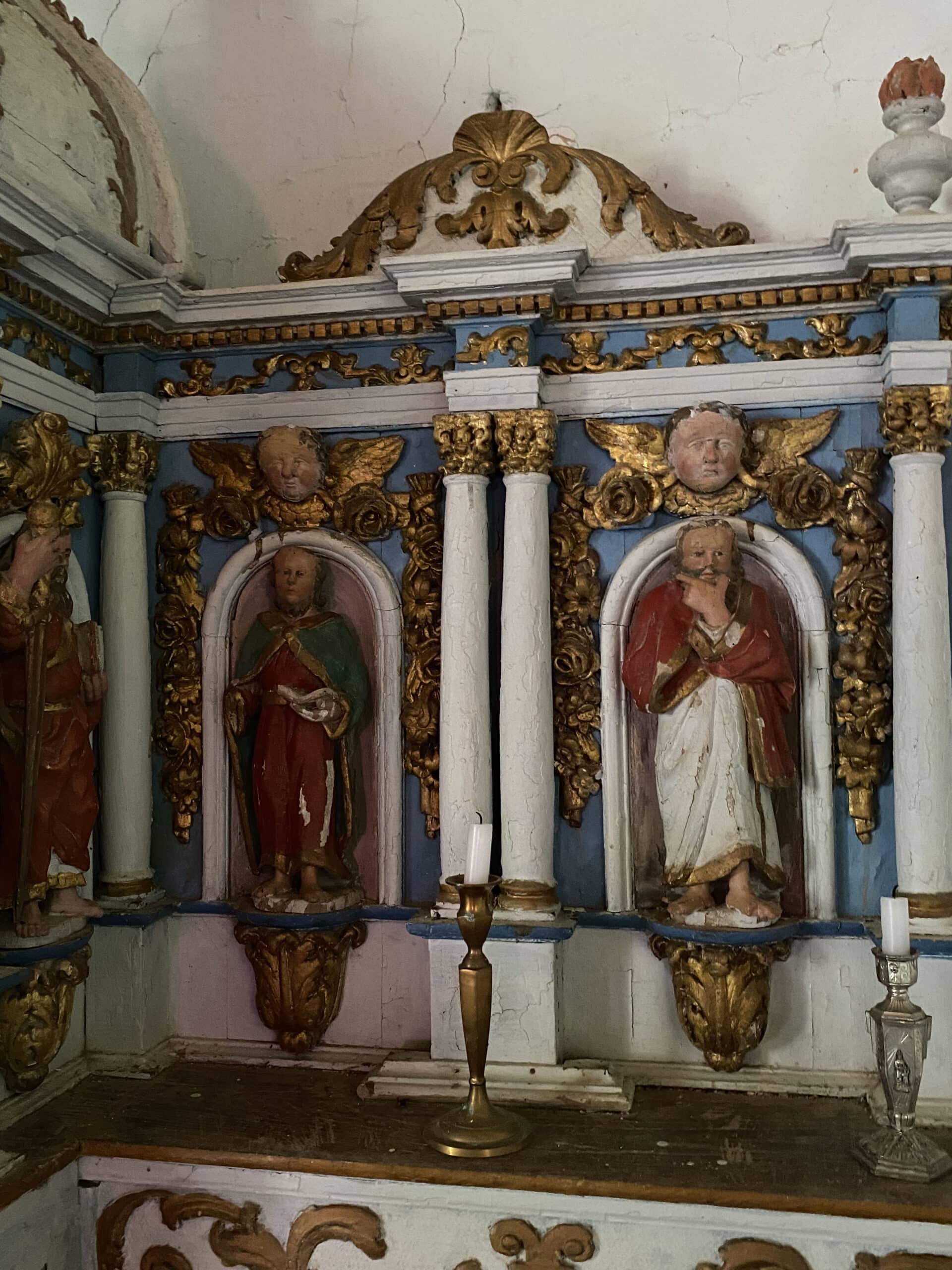 À gauche, saint Paul, les deux autres apôtres ne sont pas identifiés