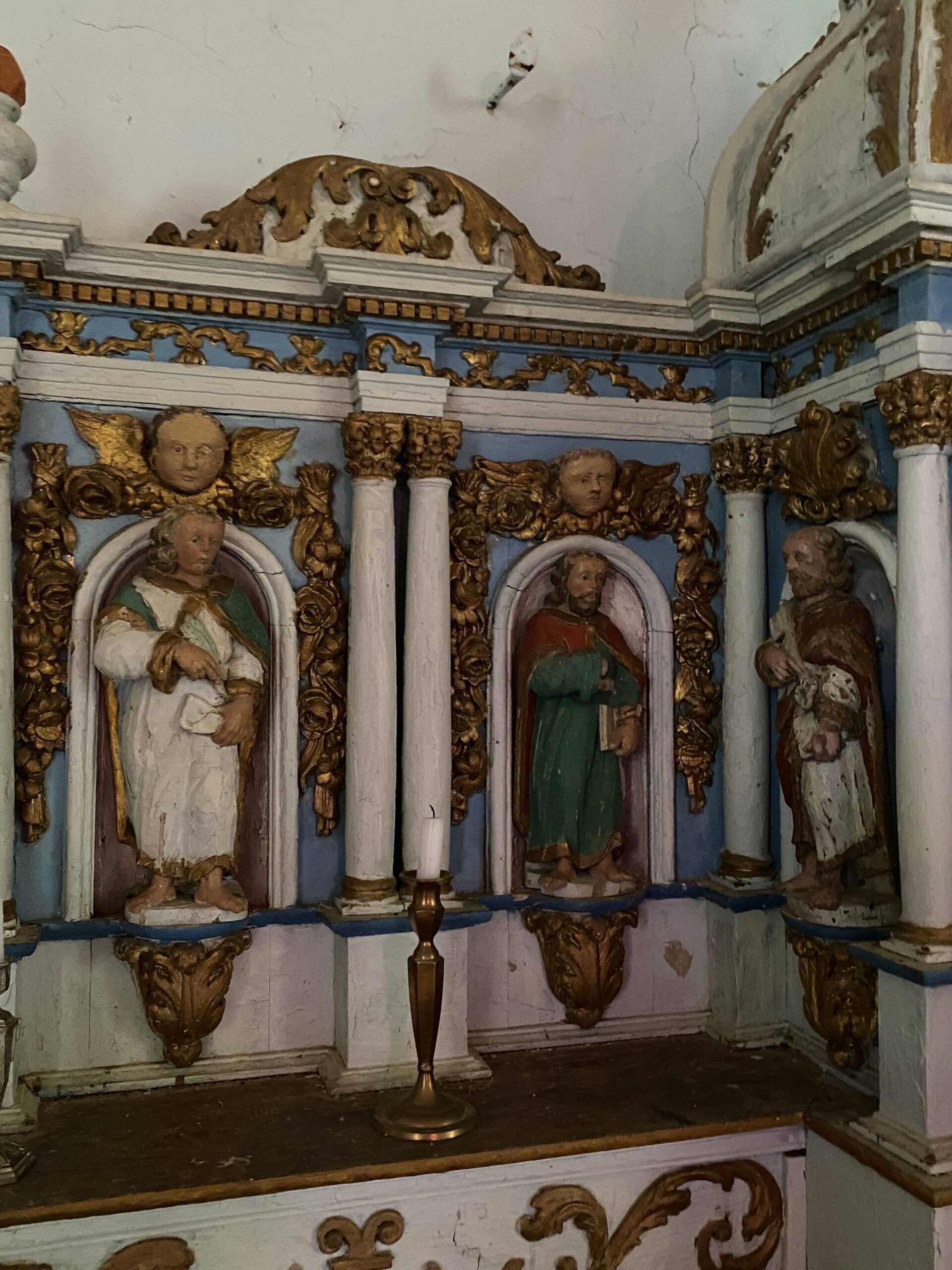 À gauche, saint Jean, à droite saint Pierre, l'apôtre du milieu n'est pas identifié