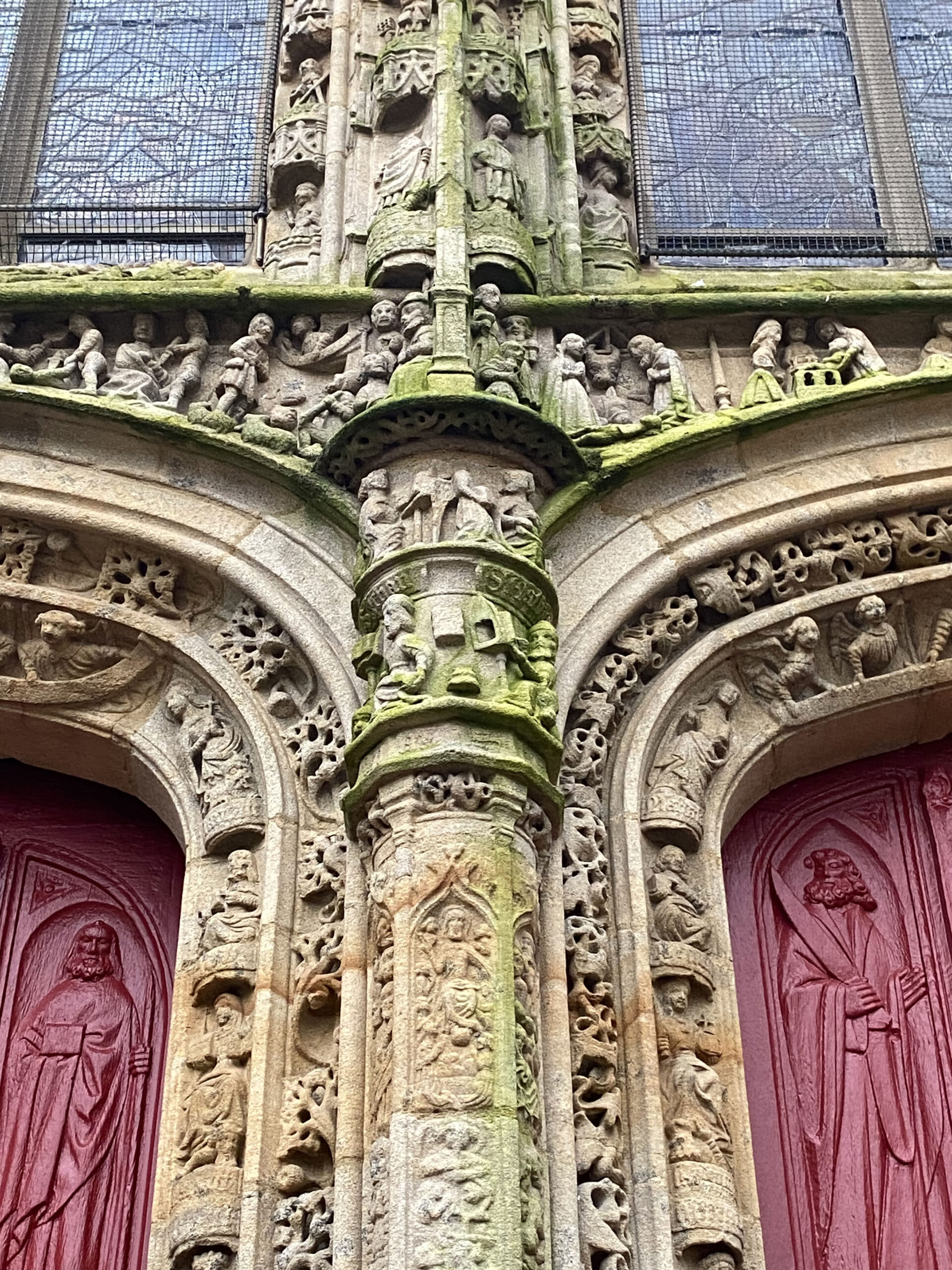 Présence des quatre Évangélistes au sommet du trumeau.