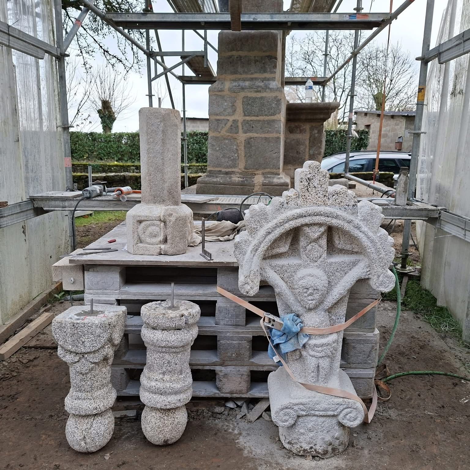Les colonnettes et le Christ en croix pendant la restauration