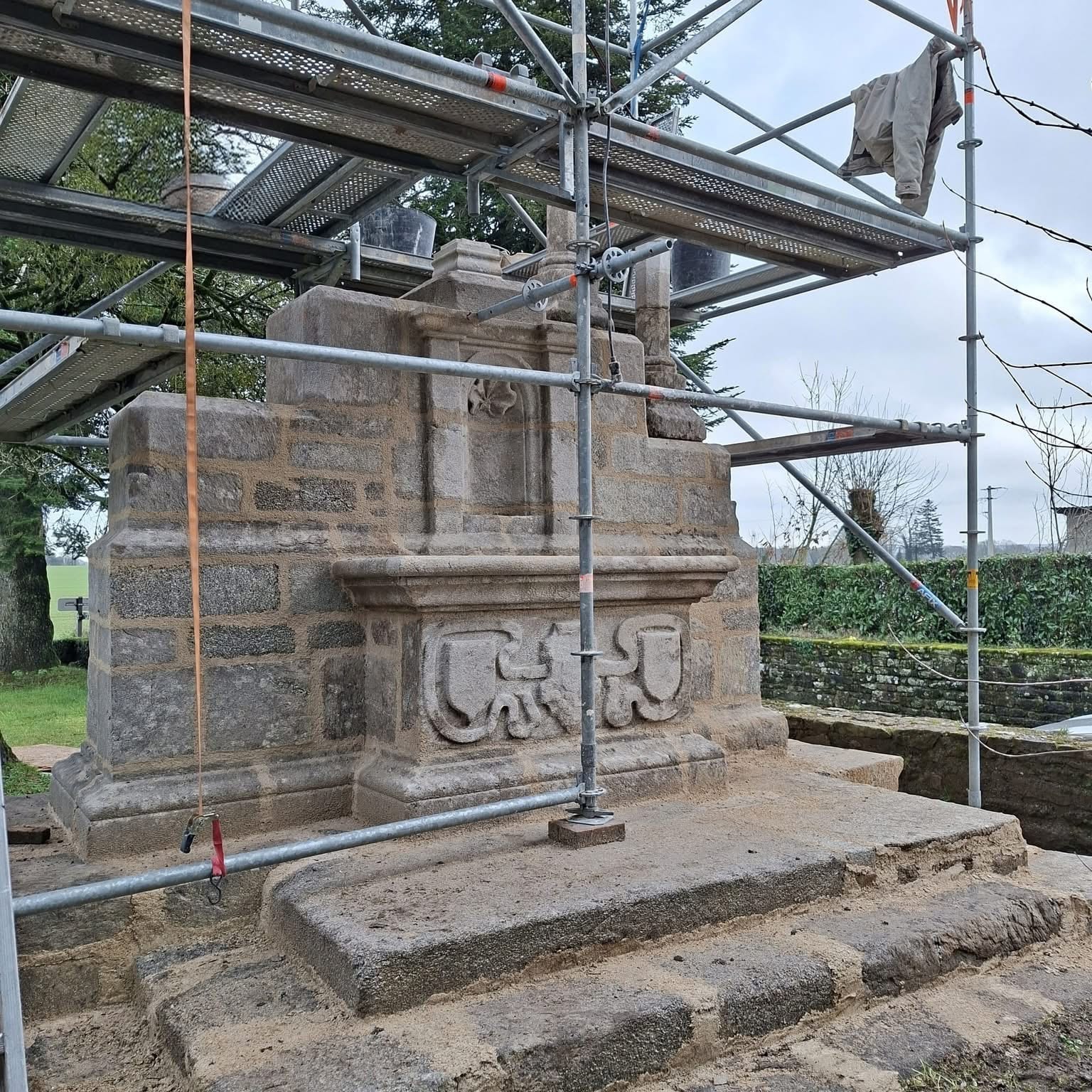 Le calvaire pendant sa restauration