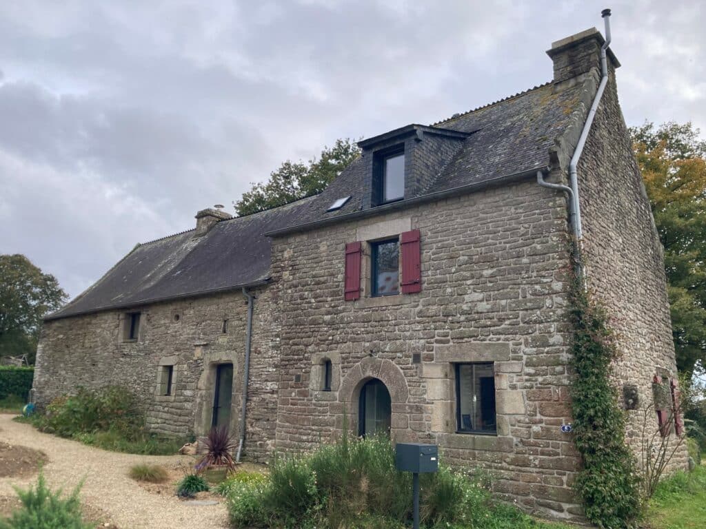 Maison de prêtre à Pério, en Sérent