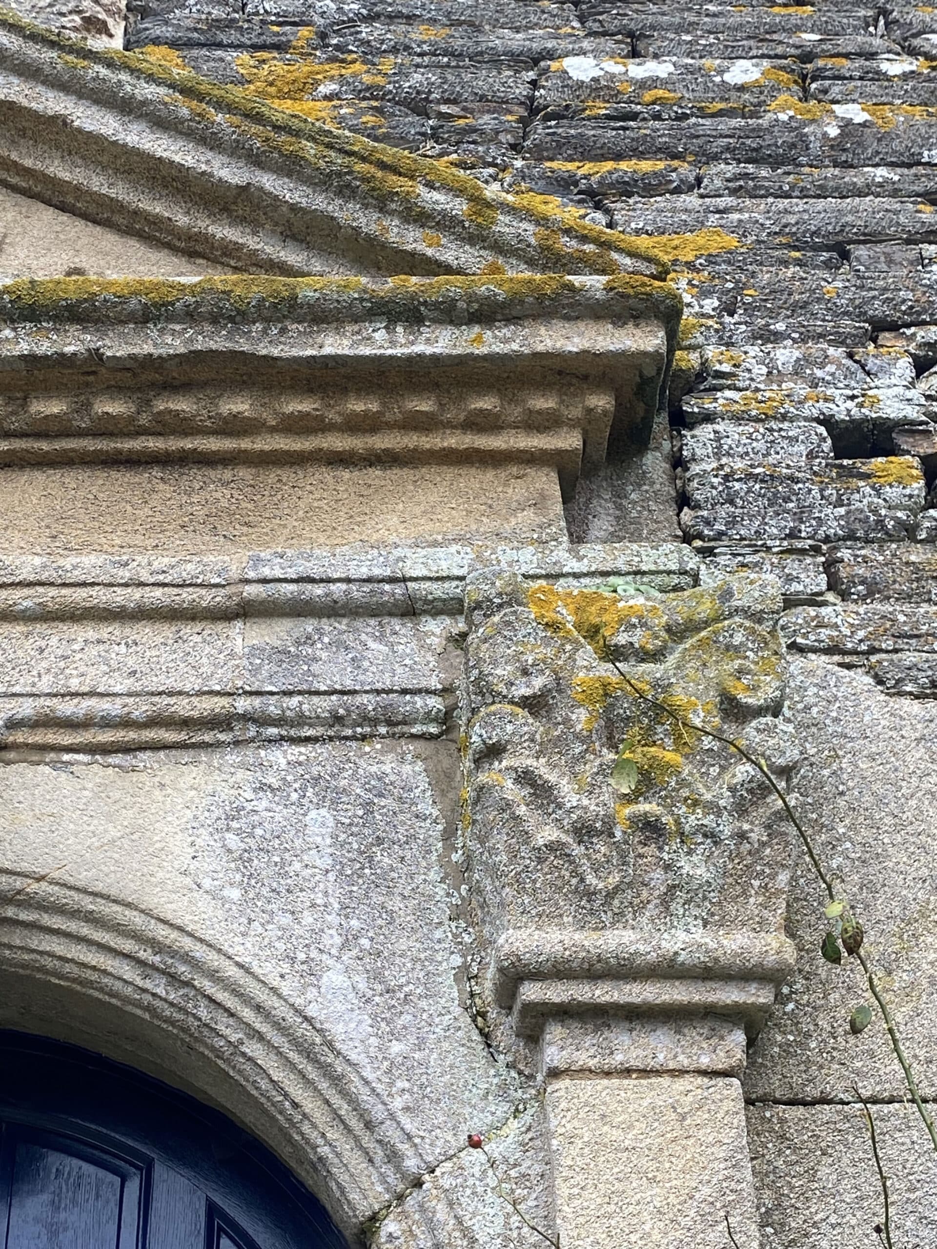 Porte, détail d'un chapiteau, façade ouest