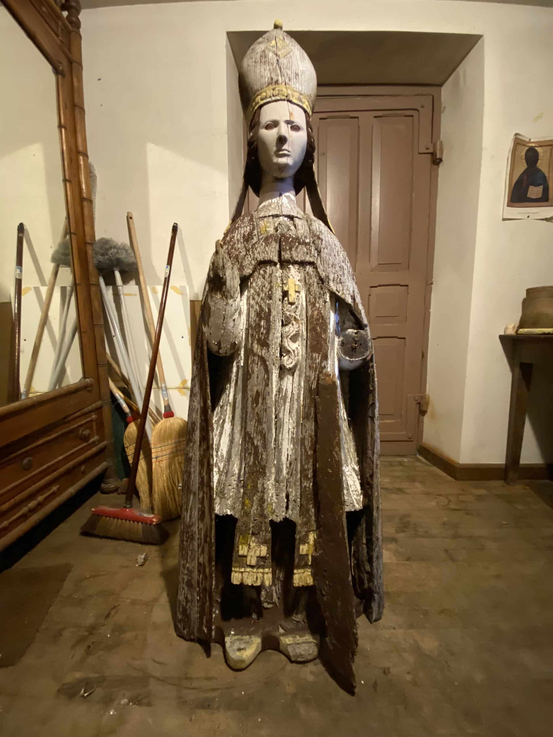 La statue avant sa restauration