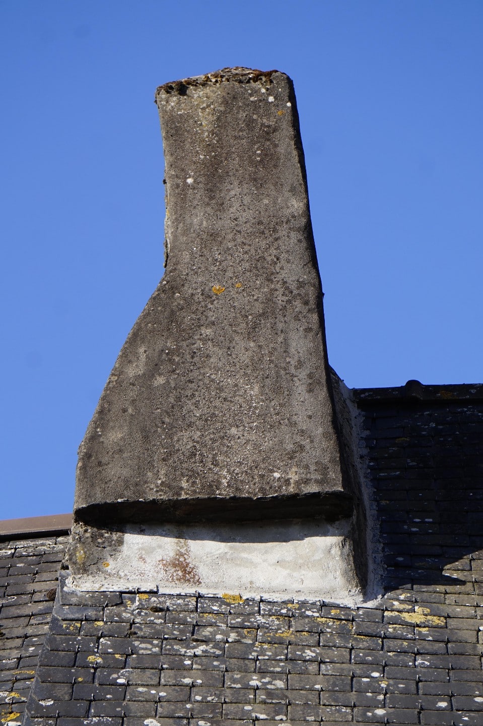 Souche de cheminée, maison n°3, Rue du Capitaine Fourtier, Sérent