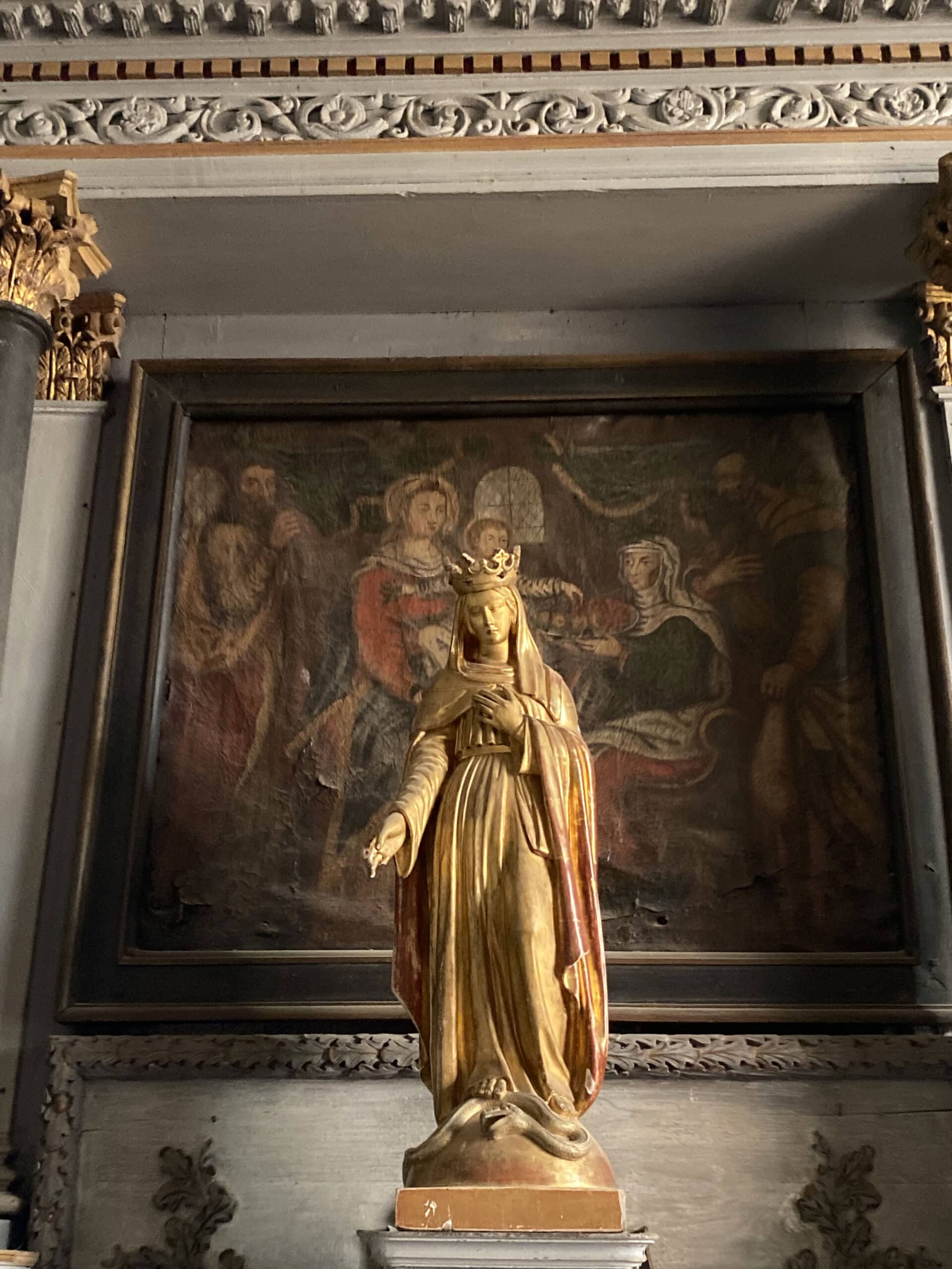 Tableau de la Sainte Parenté derrière une statue de l'Immaculée Conception