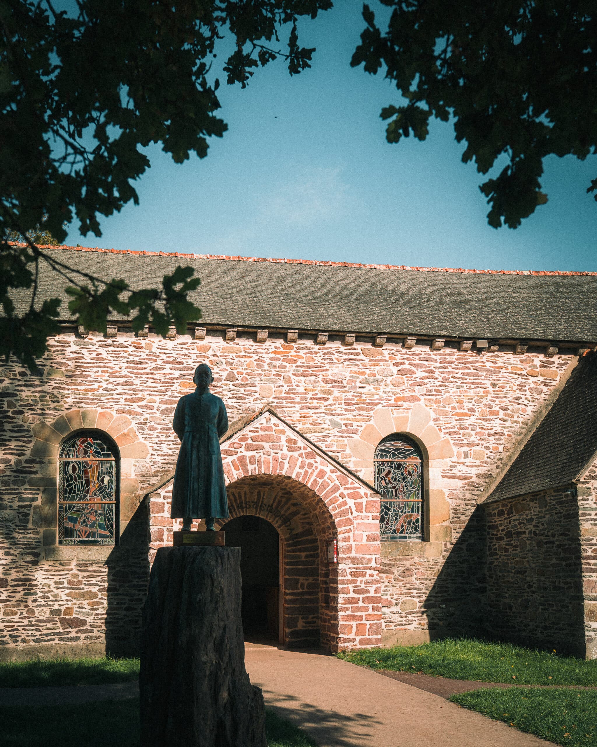 Statue de l'abbé Gillard, Tréhorenteuc